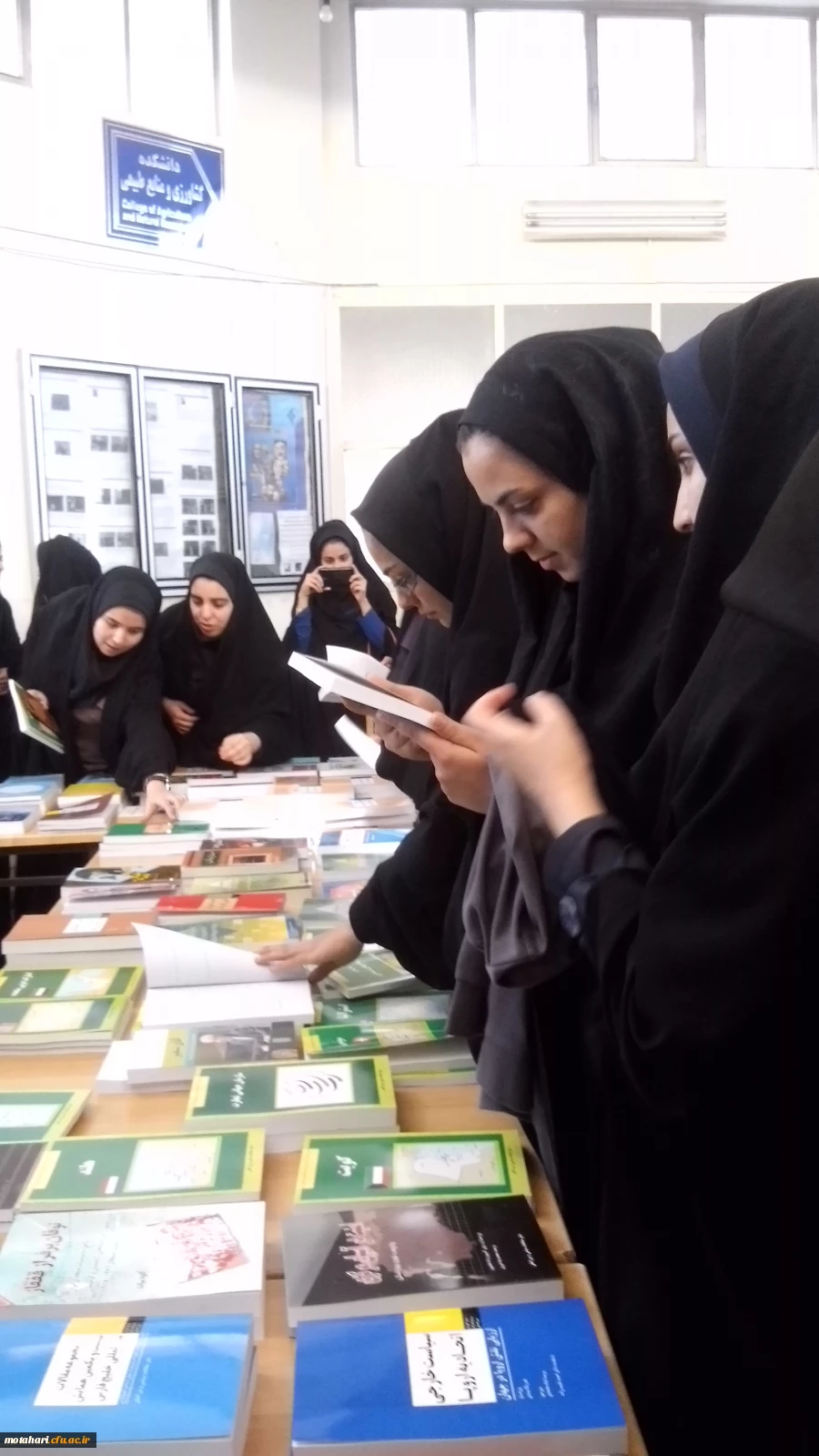 بازدید جمعی از دانشجویان ازنمایشگاه تحصصی کتاب و نشریات وزارت امور خارجه   2