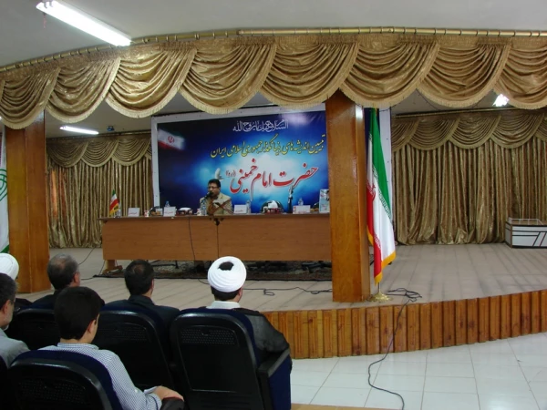 برگزاری نشست با عنوان

 « تبیین اندیشه های بنیانگذار جمهری اسلامی ایران حضرت امام خمینی(ره) »  2