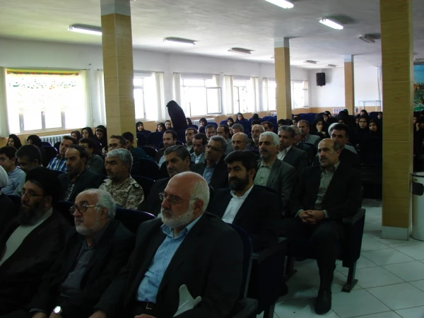 برگزاری نشست با عنوان

 « تبیین اندیشه های بنیانگذار جمهری اسلامی ایران حضرت امام خمینی(ره) »  3