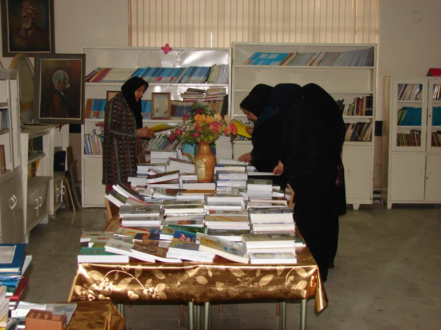 بازدید دبیران مدرسه فاطمیه از کتابخانه مرکز آموزش عالی شهید مطهری خوی 4