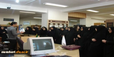 بازدید دانشجومعلمان رشته ادبیات فارسی از کتابخانه عمومی