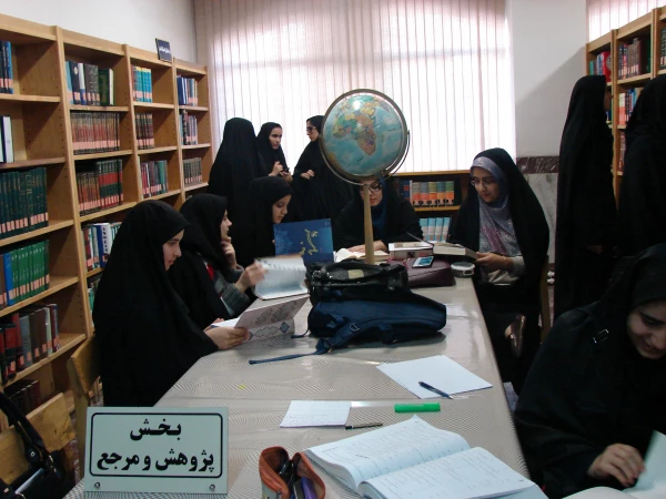 بازدید دانشجومعلمان رشته ادبیات فارسی از کتابخانه عمومی 6