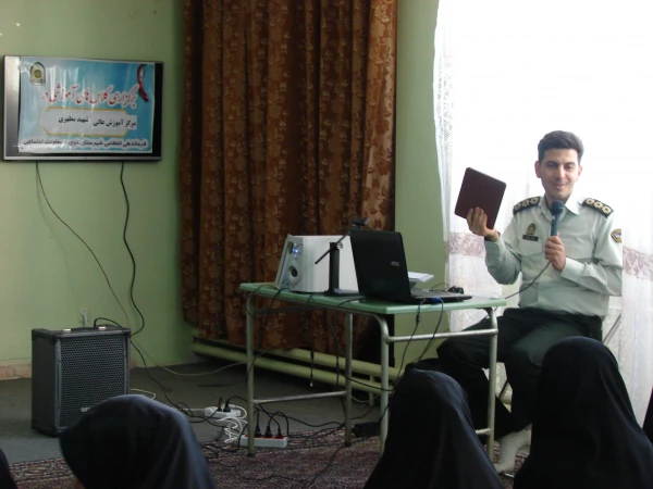 برگزاری جلسه ی نشست بصیرتی با حضور کارشناس پلیس فتا 3