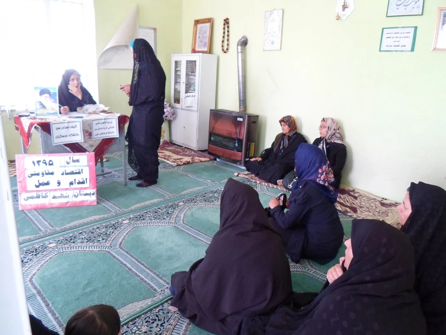 اهدای کمک های خیرخواهانه ی «کانون خیریه ی دستان سبز» دانشجویان مرکز به دانش آموزان بی بضاعت 3