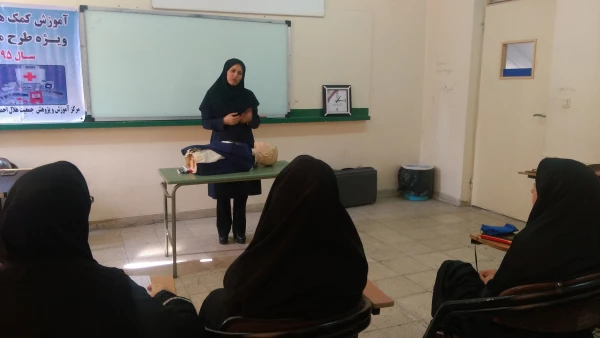 برگزاری دوره ی مقدماتی هلال احمر و کمک های اولیه به همت کانون هلال احمر دانشجویان مرکز 3