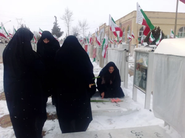 شرکت مسئولین و کارکنان مرکز در مراسم غبارروبی و گلباران مزار شهدا  3