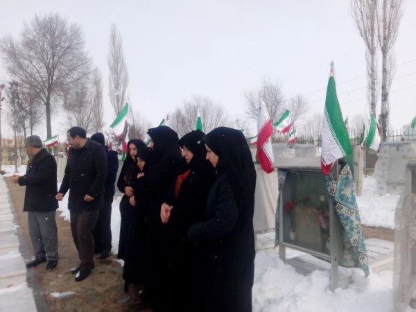 شرکت مسئولین و کارکنان مرکز در مراسم غبارروبی و گلباران مزار شهدا  5