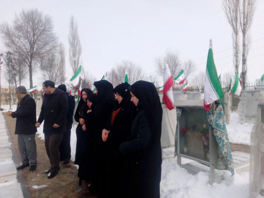 شرکت مسئولین و کارکنان مرکز در مراسم غبارروبی و گلباران مزار شهدا  5