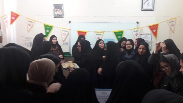 استقبال از دهه فجر با برپایی نمایشگاهی از آثار نقاشی و هنرهای دستی دانشجویان 2