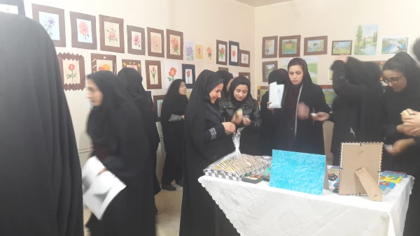 استقبال از دهه فجر با برپایی نمایشگاهی از آثار نقاشی و هنرهای دستی دانشجویان 4