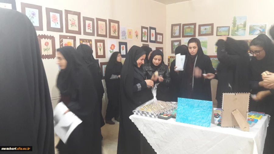 استقبال از دهه فجر با برپایی نمایشگاهی از آثار نقاشی و هنرهای دستی دانشجویان 4