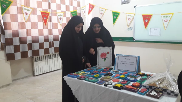 استقبال از دهه فجر با برپایی نمایشگاهی از آثار نقاشی و هنرهای دستی دانشجویان 7