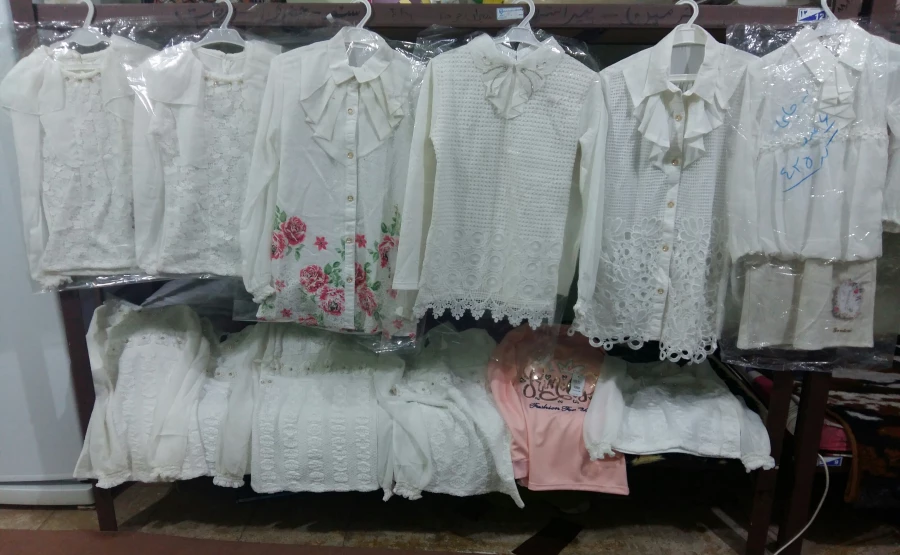 تهیه و توزیع لباس و کفش بین دختران بی سرپرست و بدسرپرست از طریق کمپین دانشجویی «دستان مهربانی» 6