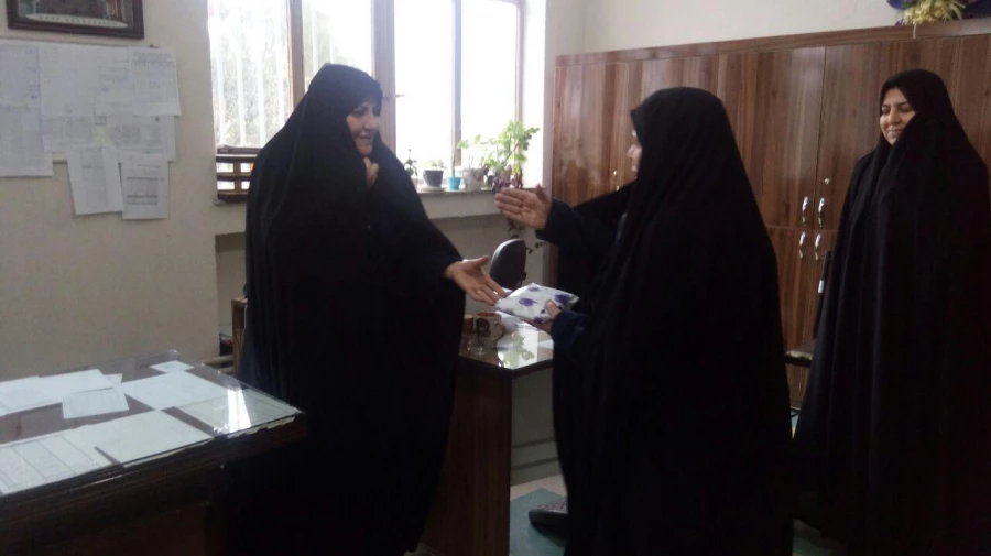 دیدار صمیمانه مسئول مرکز و تبریک سال نو همراه با اهداء عیدی و کادو 4