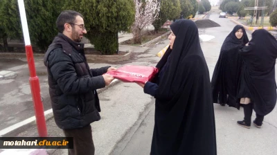 دیدار صمیمانه مسئول مرکز و تبریک سال نو همراه با اهداء عیدی و کادو