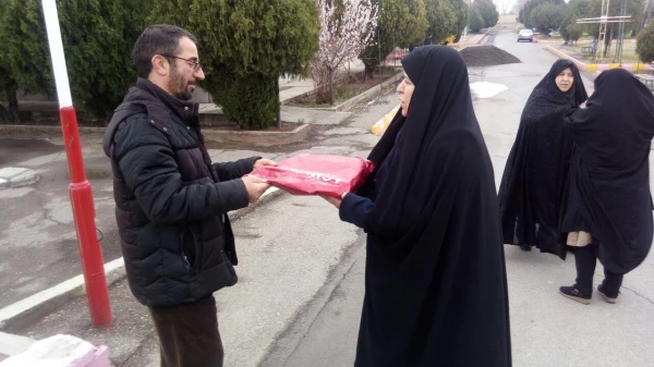 دیدار صمیمانه مسئول مرکز و تبریک سال نو همراه با اهداء عیدی و کادو 5