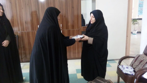 دیدار صمیمانه مسئول مرکز و تبریک سال نو همراه با اهداء عیدی و کادو 7