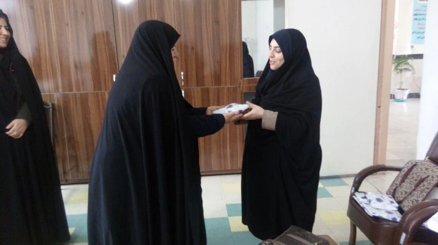 دیدار صمیمانه مسئول مرکز و تبریک سال نو همراه با اهداء عیدی و کادو 7