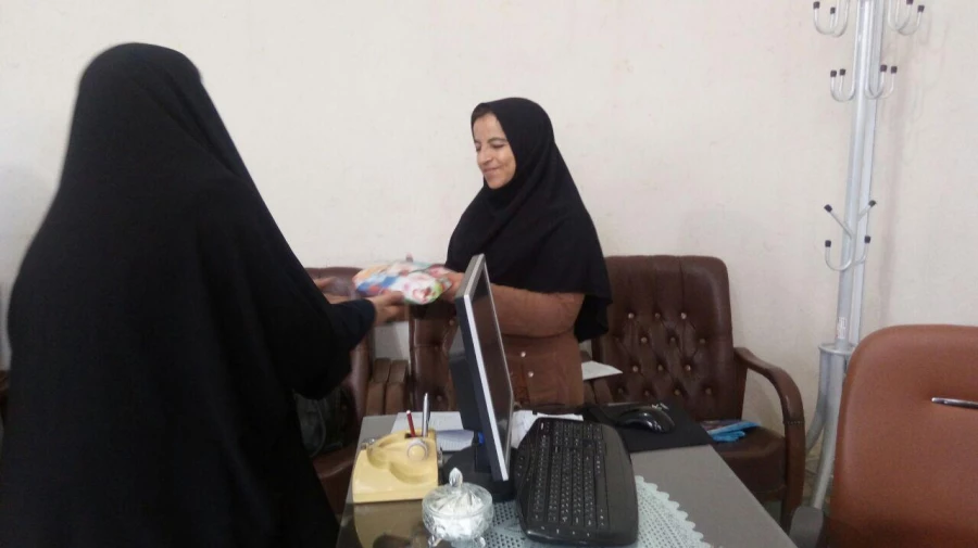 دیدار صمیمانه مسئول مرکز و تبریک سال نو همراه با اهداء عیدی و کادو 8