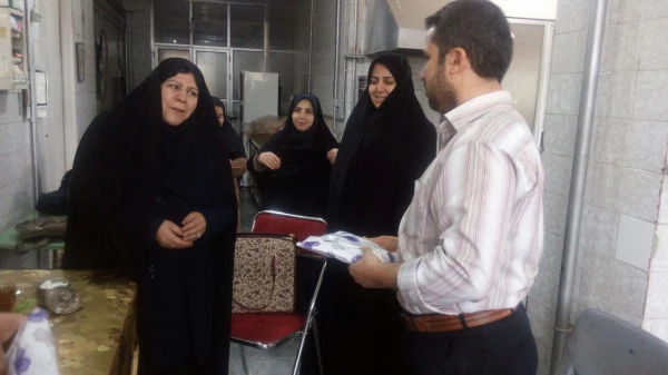 دیدار صمیمانه مسئول مرکز و تبریک سال نو همراه با اهداء عیدی و کادو 9