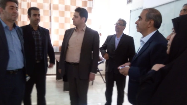 معاون آموزش و تحصیلات تکمیلی دانشگاه فرهنگیان و سرپرست محترم امور پردیس های استان آذربایجان غربی دکتر محمودلو و هیئت همراه در خوی

دکتر روشندل که به منظور بازدید از دانشگاه فرهنگیان مرکز شهید مطهری به خوی عزیمت کرده بود. در جمع اساتید و کارکنان این مرکز