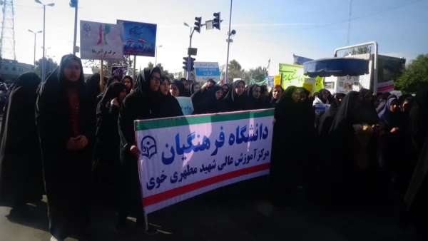 حضورفعال و گسترده کارکنان و دانشجویان مرکزشهید مطهری خوی در مراسم راهپیمایی یوم الله 13 آبان  5