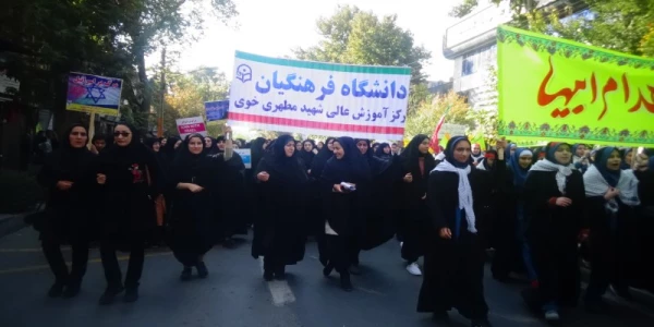 حضورفعال و گسترده کارکنان و دانشجویان مرکزشهید مطهری خوی در مراسم راهپیمایی یوم الله 13 آبان 2