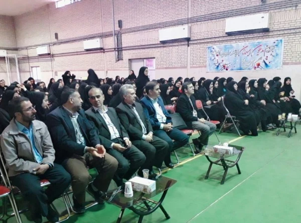 مراسم بزرگداشت روز دانشجو با حضور اساتید،کارکنان ودانشجویان روزسه شنبه مورخه 13 / 09 / 97 در سالن
اجتماعات مرکز برگزار گردید. 2