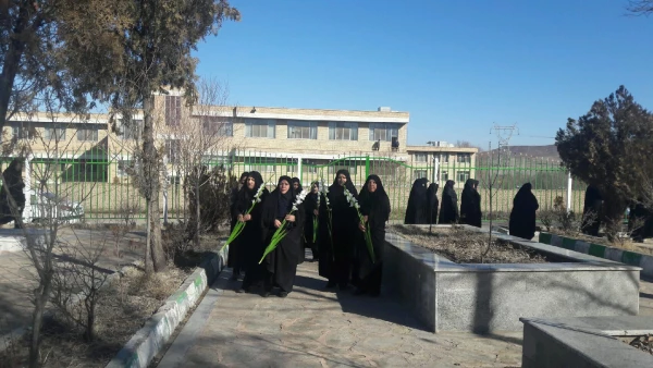 گزارش تصویری از حضور مسئولین و کارکنان مرکز در مراسم غبارروبی و زیارت قبور مطهر شهدا بویژه شهدای دانشجو معلم مرکز به مناسبت چهلمین سالگرد پیروزی انقلاب اسلامی 3