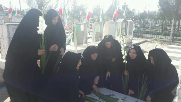 گزارش تصویری از حضور مسئولین و کارکنان مرکز در مراسم غبارروبی و زیارت قبور مطهر شهدا بویژه شهدای دانشجو معلم مرکز به مناسبت چهلمین سالگرد پیروزی انقلاب اسلامی 4