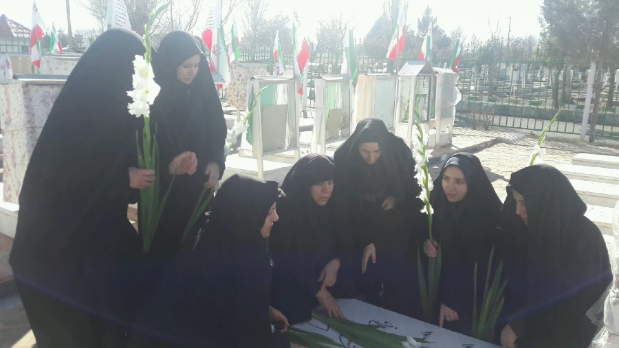 گزارش تصویری از حضور مسئولین و کارکنان مرکز در مراسم غبارروبی و زیارت قبور مطهر شهدا بویژه شهدای دانشجو معلم مرکز به مناسبت چهلمین سالگرد پیروزی انقلاب اسلامی 4