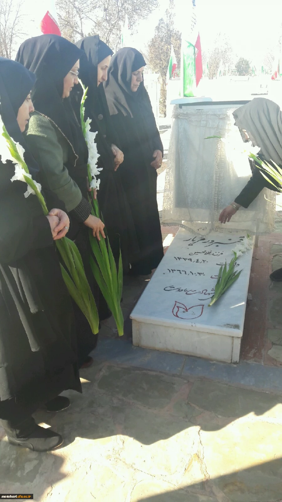 گزارش تصویری از حضور مسئولین و کارکنان مرکز در مراسم غبارروبی و زیارت قبور مطهر شهدا بویژه شهدای دانشجو معلم مرکز به مناسبت چهلمین سالگرد پیروزی انقلاب اسلامی 5