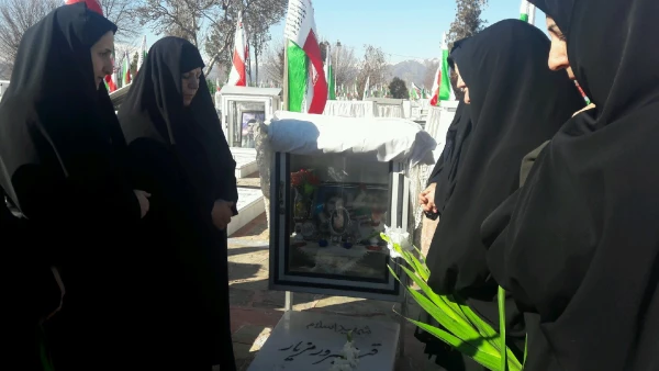 گزارش تصویری از حضور مسئولین و کارکنان مرکز در مراسم غبارروبی و زیارت قبور مطهر شهدا بویژه شهدای دانشجو معلم مرکز به مناسبت چهلمین سالگرد پیروزی انقلاب اسلامی 6