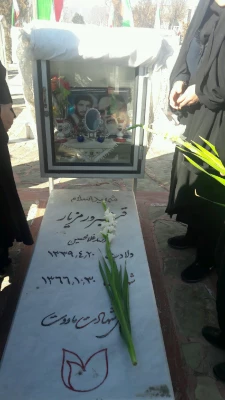 گزارش تصویری از حضور مسئولین و کارکنان مرکز در مراسم غبارروبی و زیارت قبور مطهر شهدا بویژه شهدای دانشجو معلم مرکز به مناسبت چهلمین سالگرد پیروزی انقلاب اسلامی 7