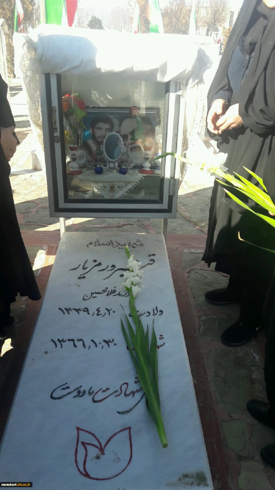 گزارش تصویری از حضور مسئولین و کارکنان مرکز در مراسم غبارروبی و زیارت قبور مطهر شهدا بویژه شهدای دانشجو معلم مرکز به مناسبت چهلمین سالگرد پیروزی انقلاب اسلامی 7