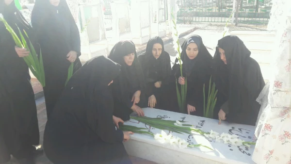 گزارش تصویری از حضور مسئولین و کارکنان مرکز در مراسم غبارروبی و زیارت قبور مطهر شهدا بویژه شهدای دانشجو معلم مرکز به مناسبت چهلمین سالگرد پیروزی انقلاب اسلامی 8