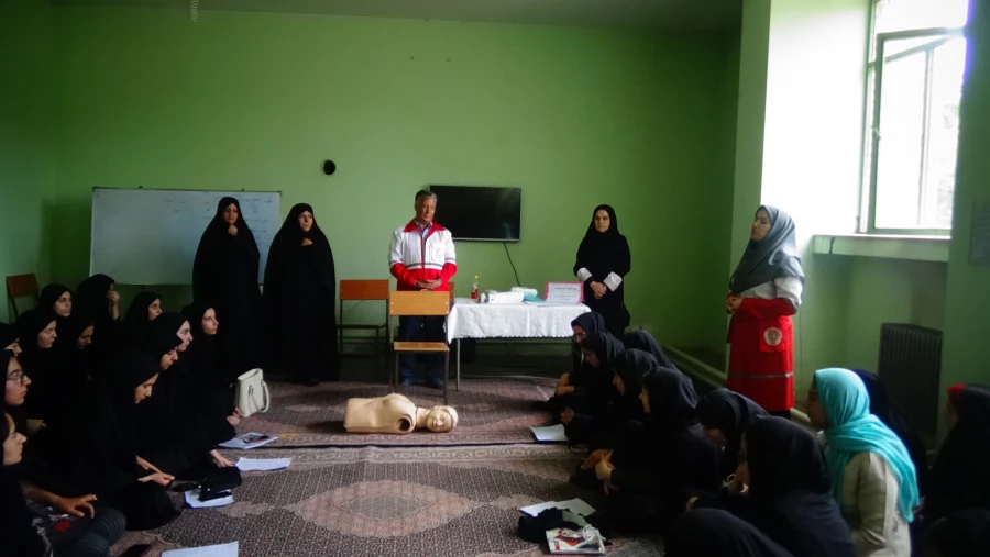 بازدید رئیس سازمان هلال احمر شهرستان خوی از کلاسهای آموزش کمک های اولیه  در مرکز شهید مطهری خوی 2