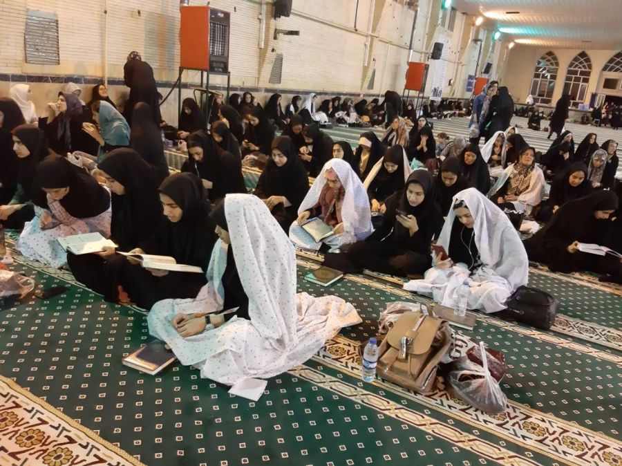 گزارش تصویری از حضور دانشجویان مرکز در مراسم معنوی اولین شب از لیالی قدردر مصلای امام خمینی(ره) شهرستان خوی 3