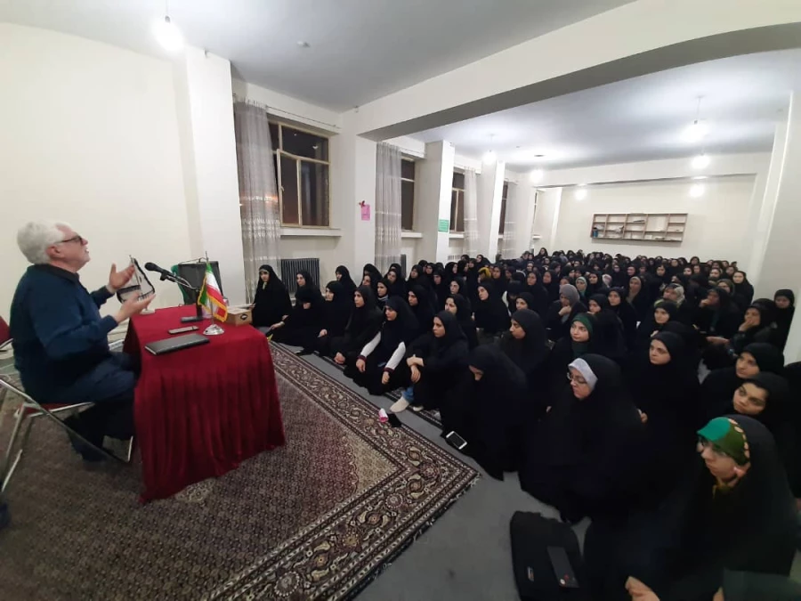 برگزاری کرسی آزاداندیشی با موضوع «حقوق زن در اسلام» به مناسبت ولادت حضرت فاطمه (س) و روز زن در مرکز شهید مطهری خوی 2